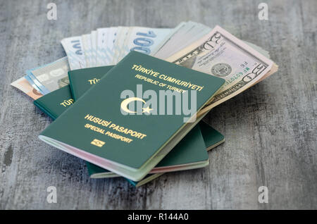 Türkische Grüne spezielle Pässe und Banknoten. Stockfoto