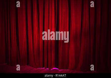 Dunkelrot vintage Samtvorhang versteckt theatralische Szene, Hintergrund Foto Textur Stockfoto