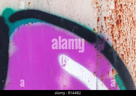 Abstrakte farbenfrohe Graffiti Fragment über Grunge metal Wall. Hintergrund Textur Stockfoto