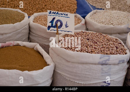 Verschiedene von Leguminosen in Sack Sack. Ökologische Landwirtschaft und der natürlichen Produkt Konzept. Stockfoto