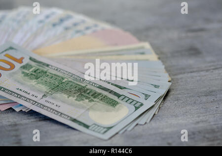 Bargeld Dollar und Türkische Lira auf dem Tisch. Stockfoto