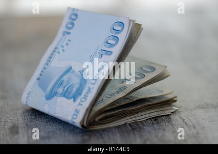 Cash Türkische Lira Banknoten sind auf dem Tisch. Stockfoto