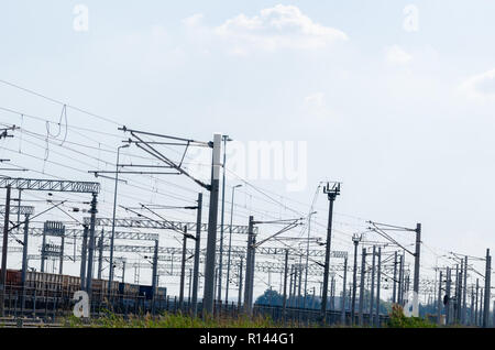 Straßenbahn Drähte (Freileitungen, Eisenbahn, Straßenbahn) und Masten auf dem Himmel Hintergrund. Stockfoto