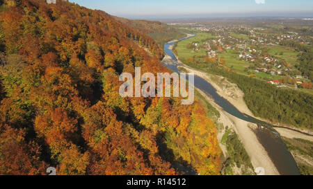 Antenne, Ansicht von oben von Drone: Fliegen über den Berg, Wald und Fluss. Stockfoto