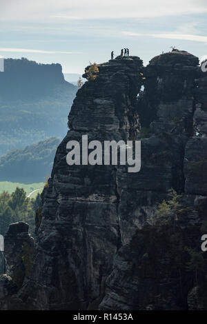 Kletterer Silhouetten auf einem Sandstein Turm im Nationalpark Sächsische Schweiz, Deutschland Stockfoto