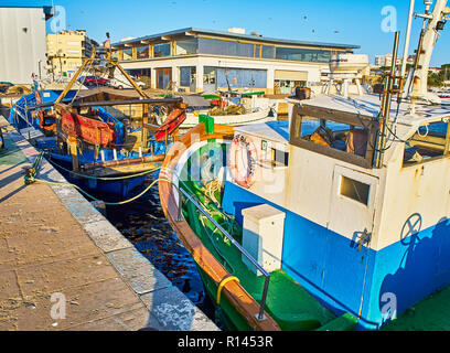 Typische mediterrane Boote im Hafen von Palamos bei Sonnenuntergang. Baix Emporda, Girona, Katalonien, Spanien. Stockfoto