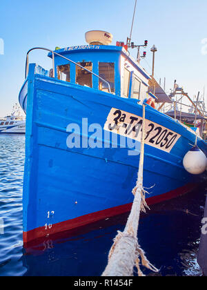 Typische mediterrane Boote im Hafen von Palamos bei Sonnenuntergang. Baix Emporda, Girona, Katalonien, Spanien. Stockfoto