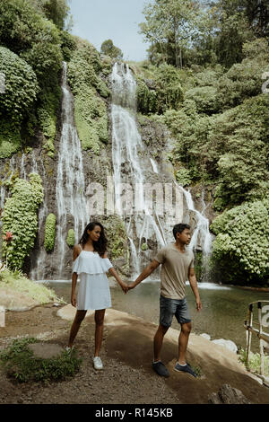 Schönes Paar genießen banyumala Wasserfall Bali zusammen Stockfoto