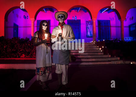 Merida, Cementerio General, Mexiko - 31. Oktober 2018: Customed Mann und Frau mit mit mexikanischen traditionellen weißen Kleider und Tücher und skull Make-up Stockfoto