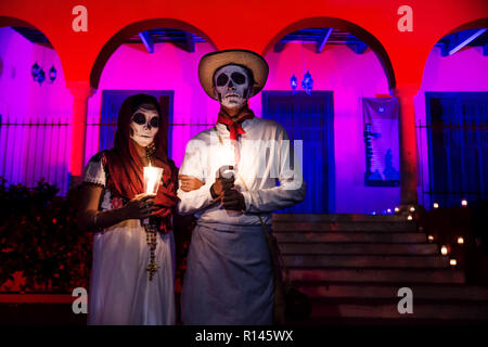 Merida, Cementerio General, Mexiko - 31. Oktober 2018: in der Nähe von Mann und Frau mit Customed mit mexikanischen traditionelle weiße Kleidung und skull Make-up Stockfoto