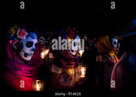 Merida, Cementerio General, Mexiko - 31. Oktober 2018: Die drei Frauen mit Catrina Kunden, Schals auf dem Kopf und Blumen im Haar mit dem Schädel machen Stockfoto