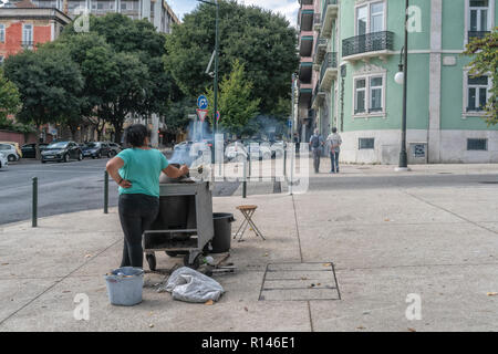 Lissabon/Portugal 21 OKT 2018 - Anbieter von Kastanien in den Straßen von Lissabon. Portugal Stockfoto