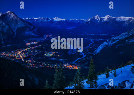 Stadt Banff bei Nacht Stockfoto