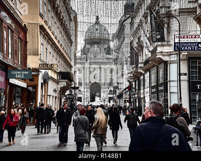 Wien, Österreich - November 1, 2018 - Blick auf die Hofburg in Wien Zentrum. Es ist die historische Royal Palace. Die Leute gehen herum zu Stockfoto