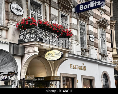 Wien, Österreich - November 1, 2018 - Aufnahme eines bepflanzten Balkon im Graben Street im Stadtzentrum von Wien Stockfoto