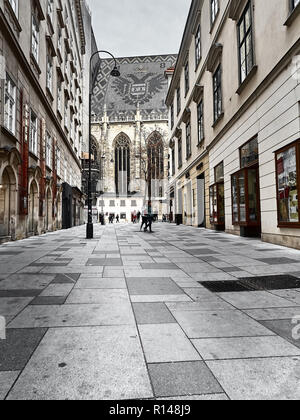 Wien, Österreich - November 1, 2018 - Blick auf den Stephansdom in Wien. Die Menschen sind zu Fuß unterwegs, um Einkaufen zu gehen und die Stadt besichtigen Stockfoto