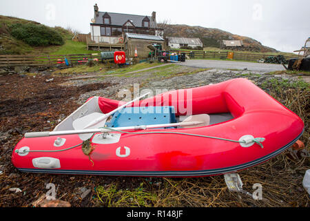 Tarbet, in der Nähe der Handa Island, Sutherland, Schottland, UK mit einem platten Rippe und plastik Müll auf das Vorland. Stockfoto