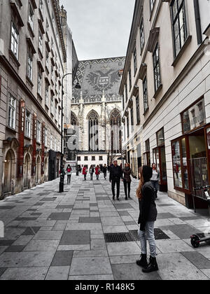 Wien, Österreich - November 1, 2018 - Blick auf den Stephansdom in Wien. Die Menschen sind zu Fuß unterwegs, um Einkaufen zu gehen und die Stadt besichtigen Stockfoto