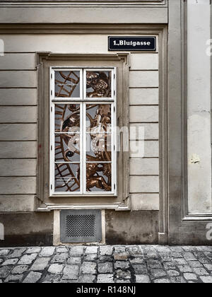 Wien, Österreich - November 1, 2018 - Aufnahme eines Spiegels Schaufenster in der Wiener Innenstadt Straßen Stockfoto