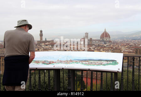 Touristen auf der Suche über die italienische Stadt Florenz von der Piazzale Michelangelo Stockfoto