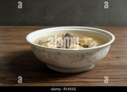 Traditionelles Chinesisch essen, Mais und Spareribs Suppe Stockfoto