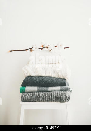 Stapel der warme Pullover und Decken für Herbst und Winter Stockfoto