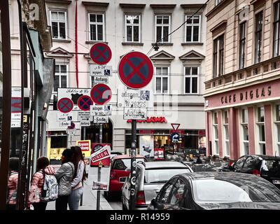 Wien, Österreich - November 1, 2018 - Blick auf den Straßen von Wien. Leute gehen herum, um Einkaufen zu gehen und die Stadt besichtigen Stockfoto