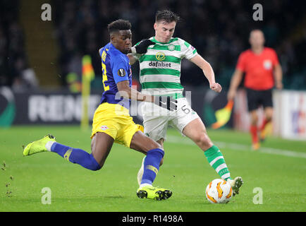 Celtic's Kieran Tierney (rechts) und der Leipziger Nordi Mukiele Kampf um den Ball während der UEFA Europa League, Gruppe B Spiel im Celtic Park, Glasgow. Stockfoto