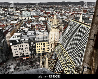 Panoramablick auf die Wiener Innenstadt und die Kathedrale St. Spethens in einem bewölkten Tag Stockfoto