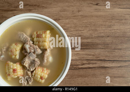 Traditionelles Chinesisch essen, Mais und Spareribs Suppe Stockfoto