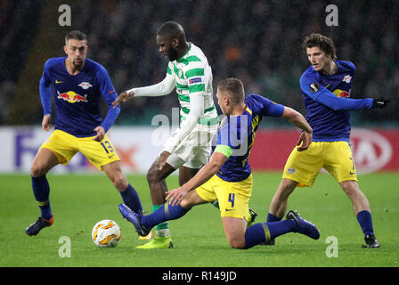 Celtic's Odsonne Edouard und Leipziger Willi Orban Kampf um den Ball während der UEFA Europa League, Gruppe B Spiel im Celtic Park, Glasgow. Stockfoto