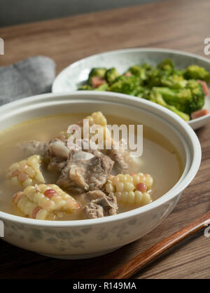 Traditionelles Chinesisch essen, Mais und Spareribs Suppe Stockfoto