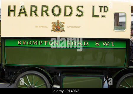 Vintage Harrods Lieferwagen im Freien auf der Illinois Route 66 Regent Street Motor Show, London, UK, November 2018. Stockfoto