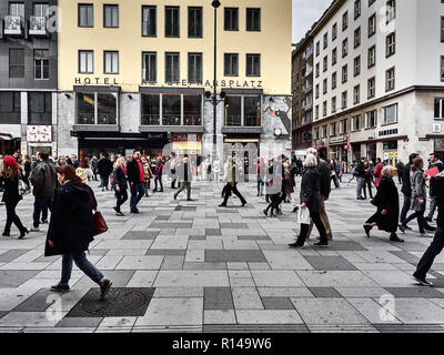 Wien, Österreich - November 1, 2018 - Aufnahme der Stephansplatz voller Menschen. Die Menschen sind zu Fuß unterwegs, um Einkaufen zu gehen und die Stadt besichtigen Stockfoto
