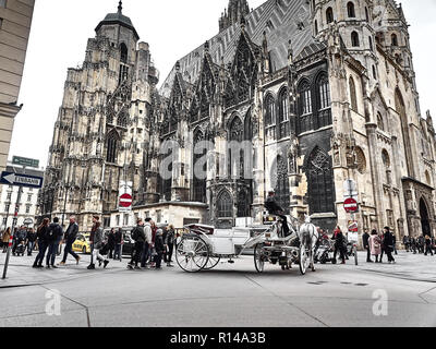 Wien, Österreich - November 1, 2018 - Kutsche vorbei unter dem Stephansdom in Wien. Leute gehen herum zu gehen, shoppi Stockfoto