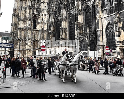 Wien, Österreich - November 1, 2018 - Blick auf den Stephansdom, die Hauptkirche von Wien. Leute gehen herum und besuchen Sie die Stadt Stockfoto