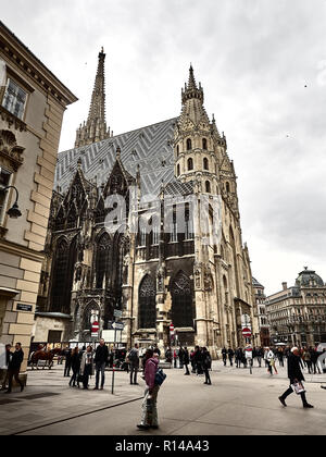 Wien, Österreich - November 1, 2018 - Blick auf den Stephansdom, die Hauptkirche von Wien. Leute gehen herum und besuchen Sie die Stadt Stockfoto