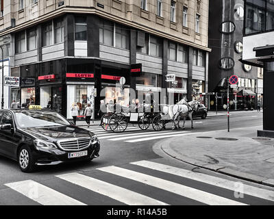 Wien, Österreich - November 1, 2018 - die Leute sind entspannend und besuchen die Stadt auf einer Pferdekutsche. Stockfoto