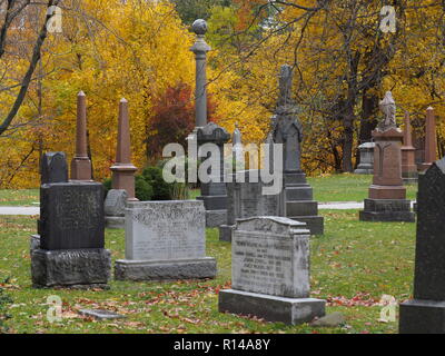 Mount Pleasant Friedhof ist ein alter Friedhof in einem Park mit alten Bäumen, die sich auf spektakuläre Farben im Herbst. Stockfoto