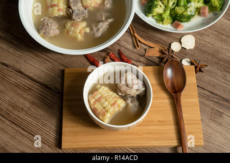 Traditionelles Chinesisch essen, Mais und Spareribs Suppe Stockfoto