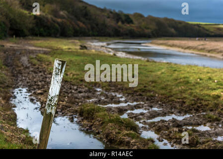 Eine hölzerne Marker Pol auf der Penpol Wanderweg Reitweg reitweg am Ufer des Fluss Gannel in Newquay in Cornwall. Stockfoto