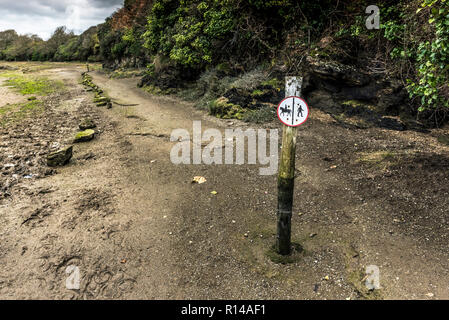 Ein Zeichen für eine gemeinsame Reitweg und Fußweg auf der Gannel Mündung in Newquay in Cornwall. Stockfoto