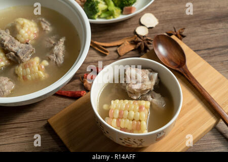 Traditionelles Chinesisch essen, Mais und Spareribs Suppe Stockfoto