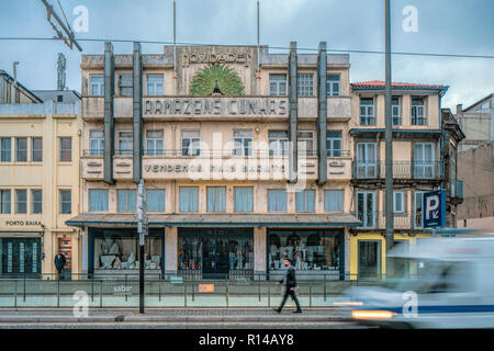 Armazens Cunhas (Kaufhaus), Art déco-Gebäude in Porto, Portugal. Stockfoto