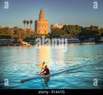 Kanufahrer auf dem Guadalquivir, vor dem Turm von Gold (12. Jahrhundert) Sehenswürdigkeit, Sevilla, Spanien. Stockfoto