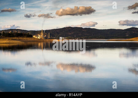 Puente Nuevo Behälter und thermische Anlagen, Guadiato, Provinz Córdoba, Spanien. Stockfoto