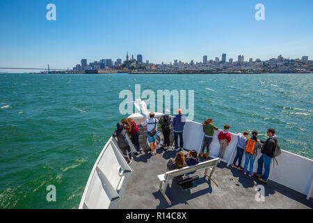 San Francisco, Kalifornien, USA - 14. August 2016: Alcatraz Flayer Bootsfahrt Bug mit Touristen zu Francisco Stadtbild. Die Insel Alcatraz ist nach wie vor eines der beliebtesten Kreuzfahrten von San Francisco. Stockfoto