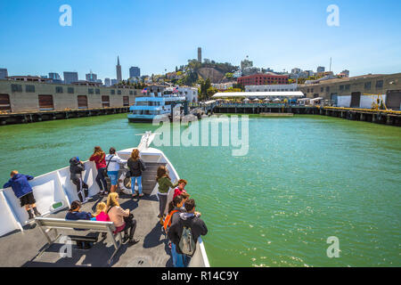 San Francisco, Kalifornien, USA - 14. August 2016: Alcatraz Flayer Bootstour Bug in Pier mit San Francisco Skyline. Die Insel Alcatraz ist nach wie vor eines der beliebtesten Kreuzfahrten von San Francisco. Stockfoto