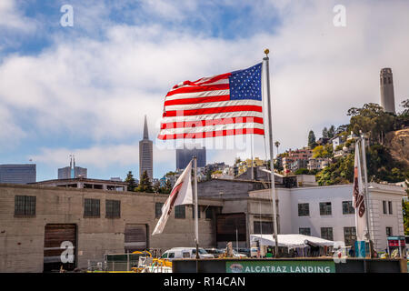 San Francisco, Kalifornien, USA - 14. August 2016: Amerikanische Flagge in San Francisco Pier 33 in San Francisco Bay. Fähre Landung in San Francisco Stadtbild. Stockfoto