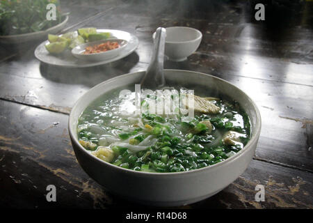 Dampfaufsatz von Pho Ga (Hühnersuppe) mit Befestigungen aus einem Dorf in der Nähe von Sapa, Vietnam Stockfoto